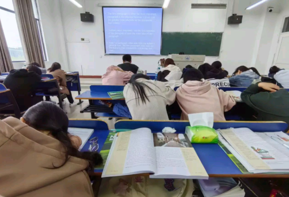 玩命的中学快乐的大学的阶段性异化折射出教育生态的深层矛盾 玩命的中学快乐的大学的阶段性异化折射出教育生态的深层矛盾