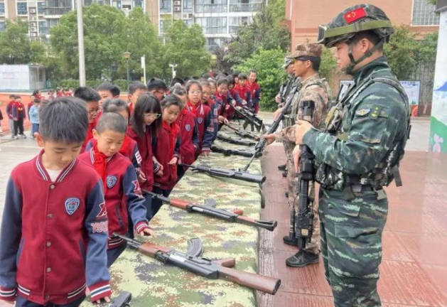 装甲突击车慢慢驶入操场瞬间点着全场气氛同学们分批登车体会 装甲突击车慢慢驶入操场瞬间点着全场气氛同学们分批登车体会