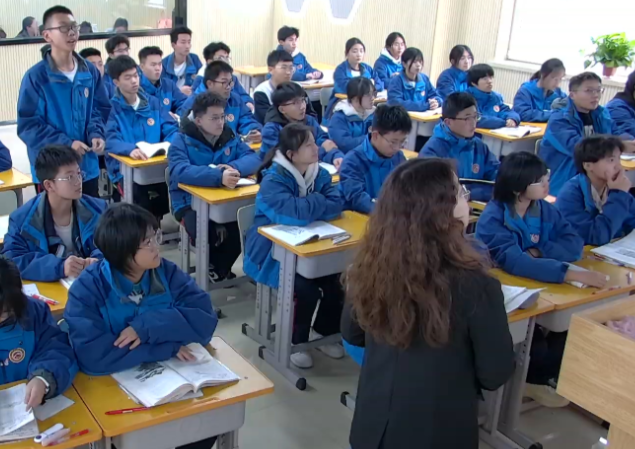 学子的身影正以理想为帆以知识为桨汇入奔涌的年代浪潮