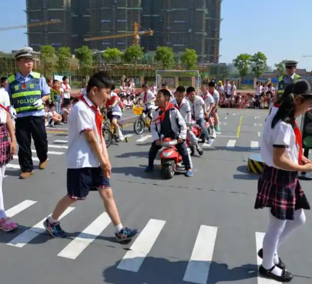 卡通图示生动形式协助小学生文明出行切实提高避险能力